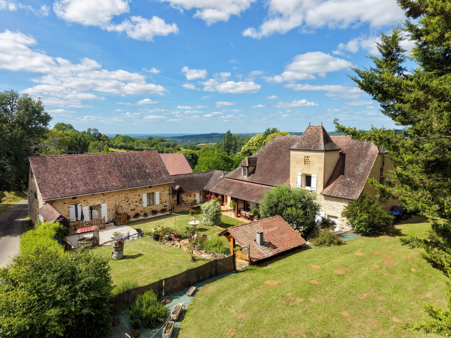 EXCLUSIVITE - Cadre de vie paisible pour cette belle et spacieuse Propriété sur 1ha7 paysagers