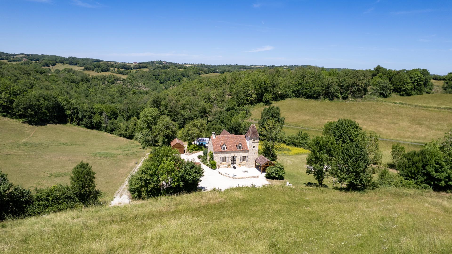 EXCLUSIVITE - Demeure Quercynoise de charme et dépendances avec vue et piscine chauffée en situation privilégiée sur 2ha4