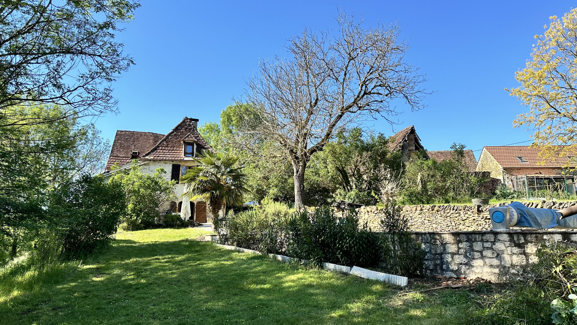 EXCLUSIVITE - Secteur GOURDON - Maison en pierre atypique, four à pains, piscine sur 3455 m² boisés