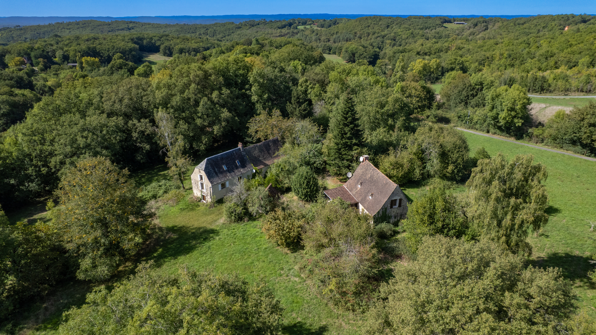 EXCLUSIVITE - Belle Propriété de caractère typique dans un environnement préservé sur 2ha avec points d'eau