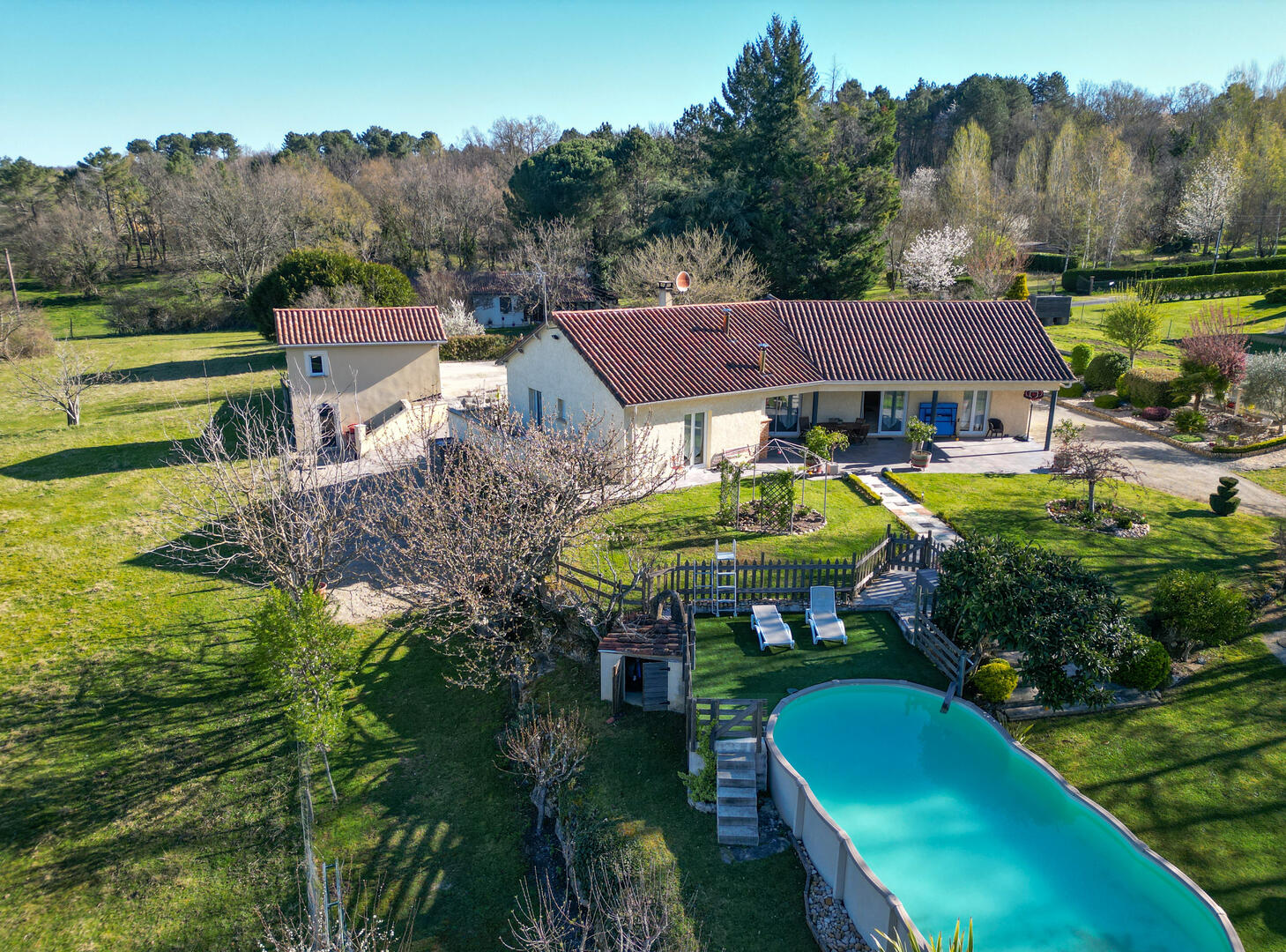 Secteur Gourdon - Ravissante maison et dépendances sur 4122 m2 paysagers avec piscine hors sol 