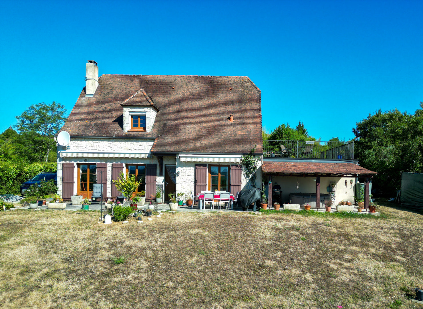 EXCLUSIVITE - Secteur GOURDON - Agréable et spacieuse Maison en pierre sur 2407 m² avec vue imprenable