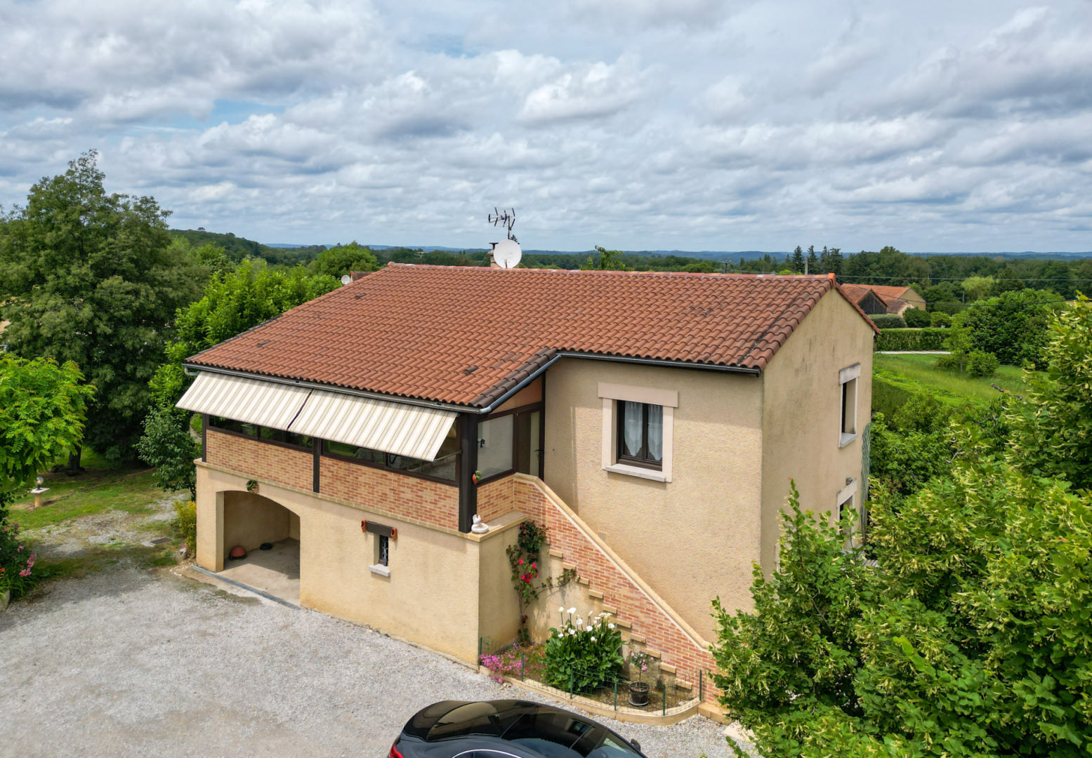 SECTEUR GOURDON - Lumineuse et fonctionnelle Maison de construction traditionnelle avec appartement et double garage indépendants sur 3335 m² arborés