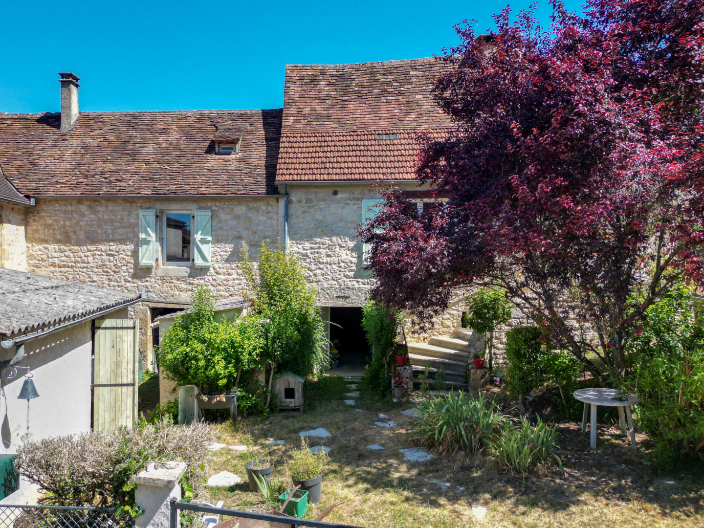 SECTEUR COEUR DE CAUSSE - Agréable Maison de village et dépendances avec bel espace jardin, garage