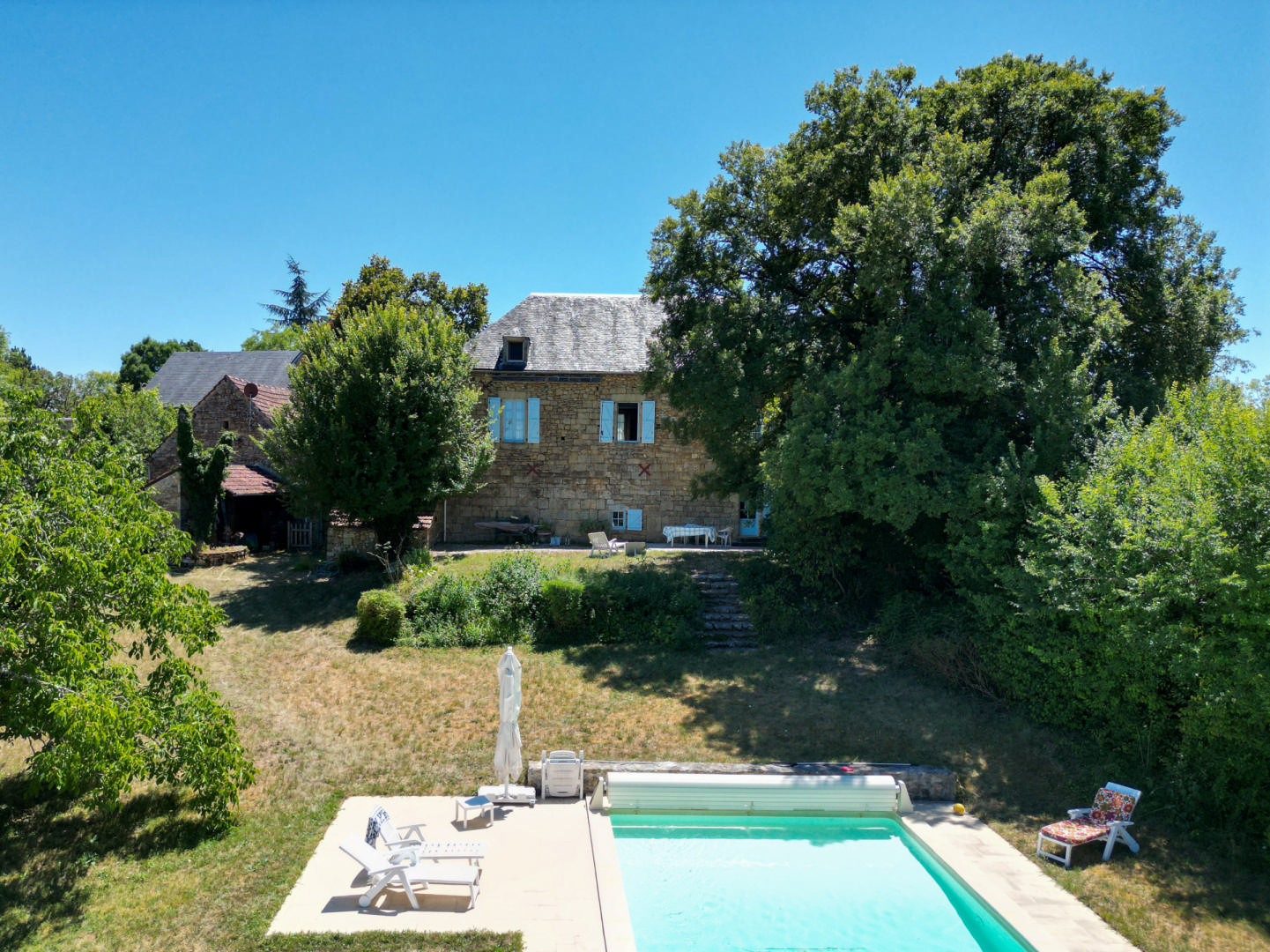 SECTEUR GOURDON - Bel ensemble immobilier en pierre sur 3090 m² arborés avec piscine chauffée