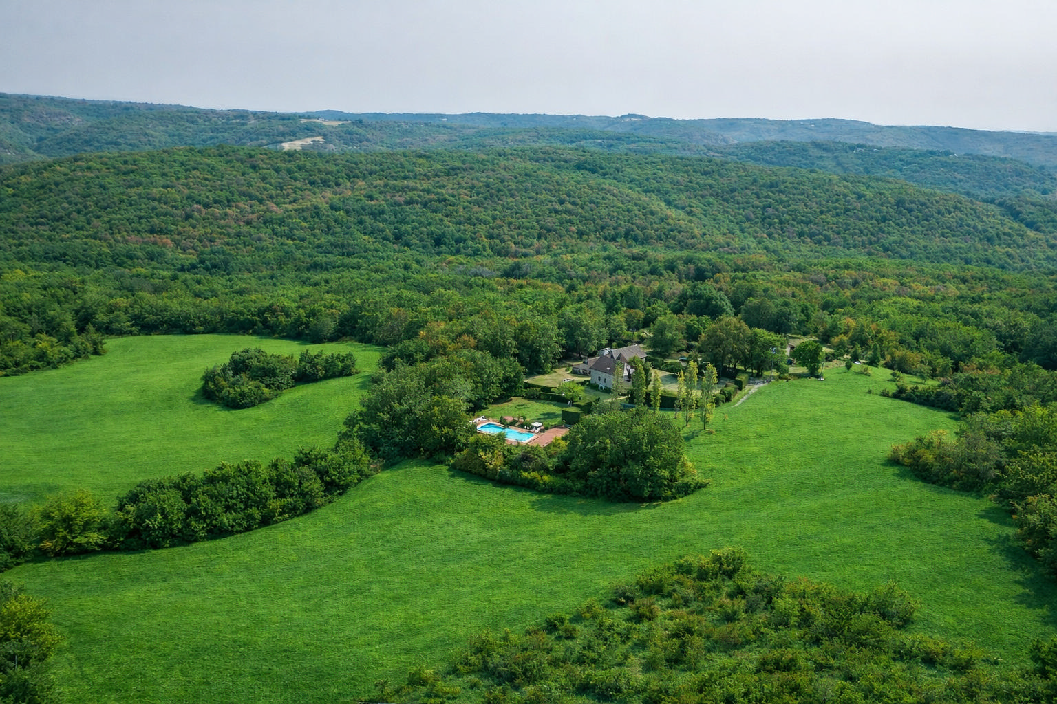 EXCLUSIVITE - Secteur Carlux - Magnifique Propriété de charme en pierre sur 3ha48 avec piscine chauffée