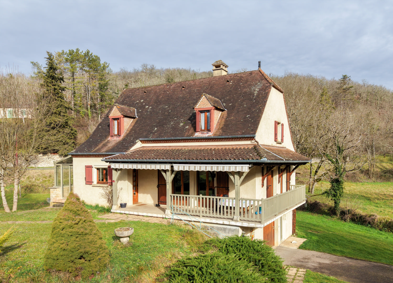 SECTEUR GOURDON - Grande Maison de construction traditionnelle avec appartement et garage sur 2ha87