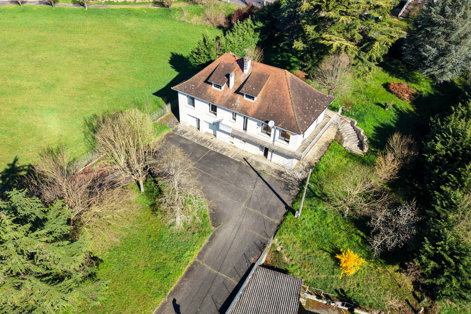 Secteur Gourdon. Spacieuse Maison de ville et annexe sur 3097 m² paysagers
