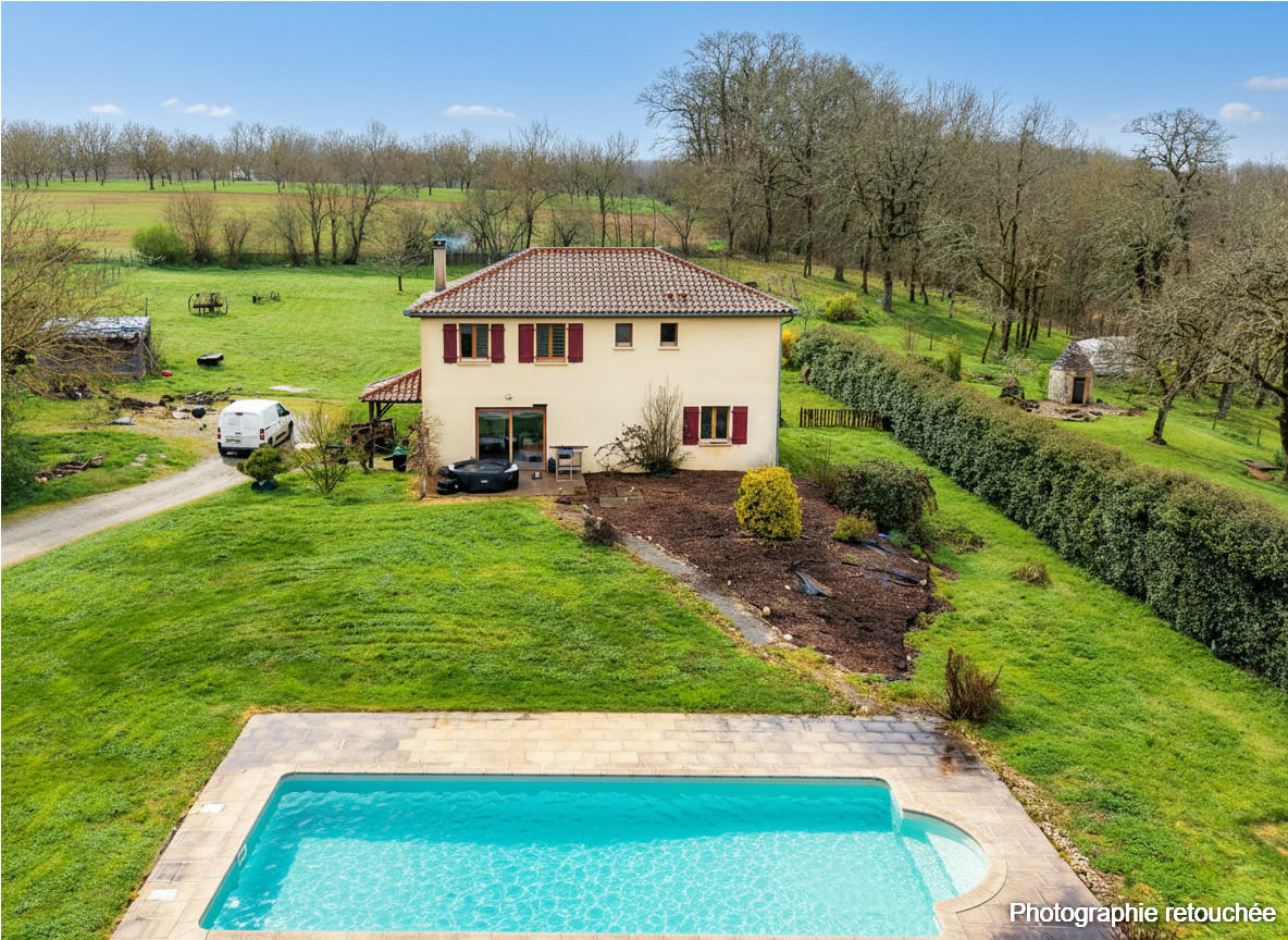 Secteur Sarlat - Grande et lumineuse Maison 5 chambres au calme sur 4177 m² avec piscine