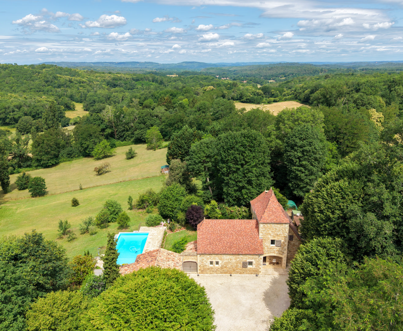 SECTEUR GOURDON - Situation privilégiée avec vue pour cette Magnifique Propriété en pierre sur 1ha17 arborés avec piscine chauffée 