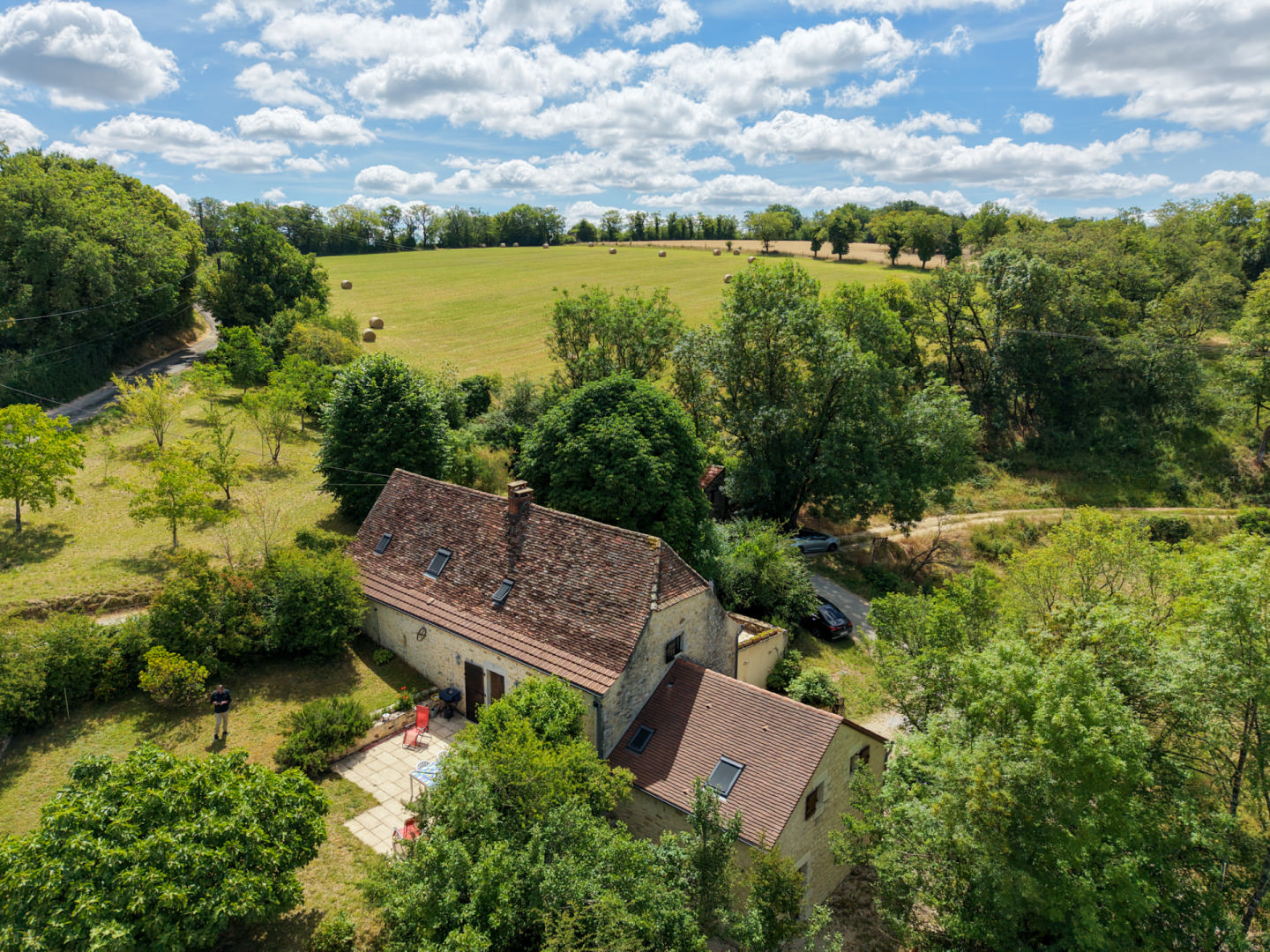 EXCLUSIVITE - Agréable Propriété de caractère avec spacieuse maison et grange en pierre sur 3586 m² arborés