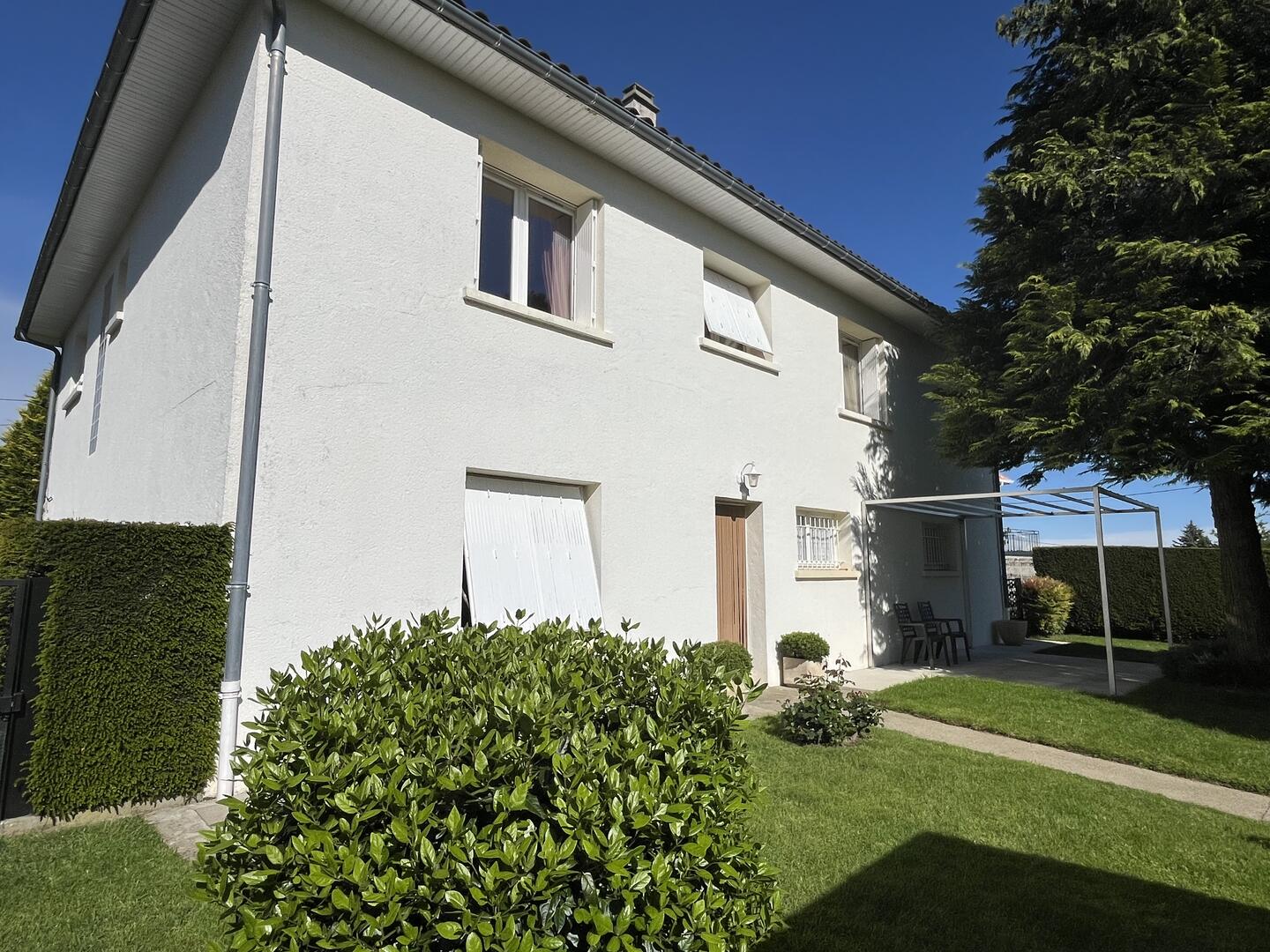SECTEUR SAINT-CÉRÉ – Maison 165 m² avec jardin et garage – proche écoles et commerces