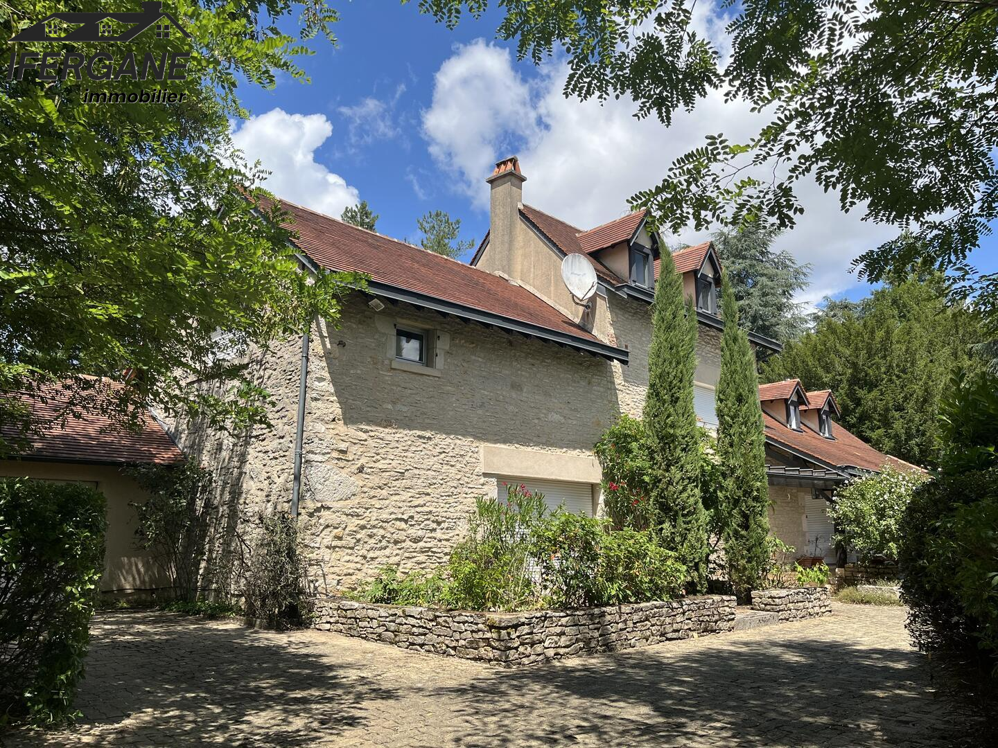 SECTEUR VILLENEUVE - Propriété de caractère avec dépendances