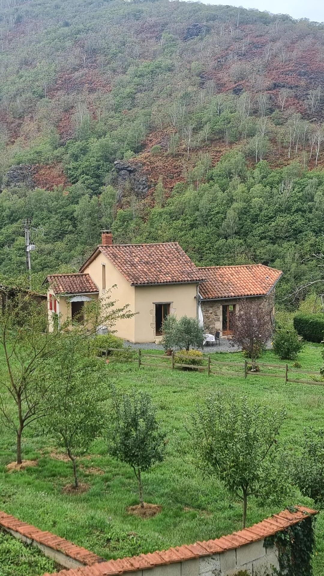 Maison en pierres dans un hameau paisible
