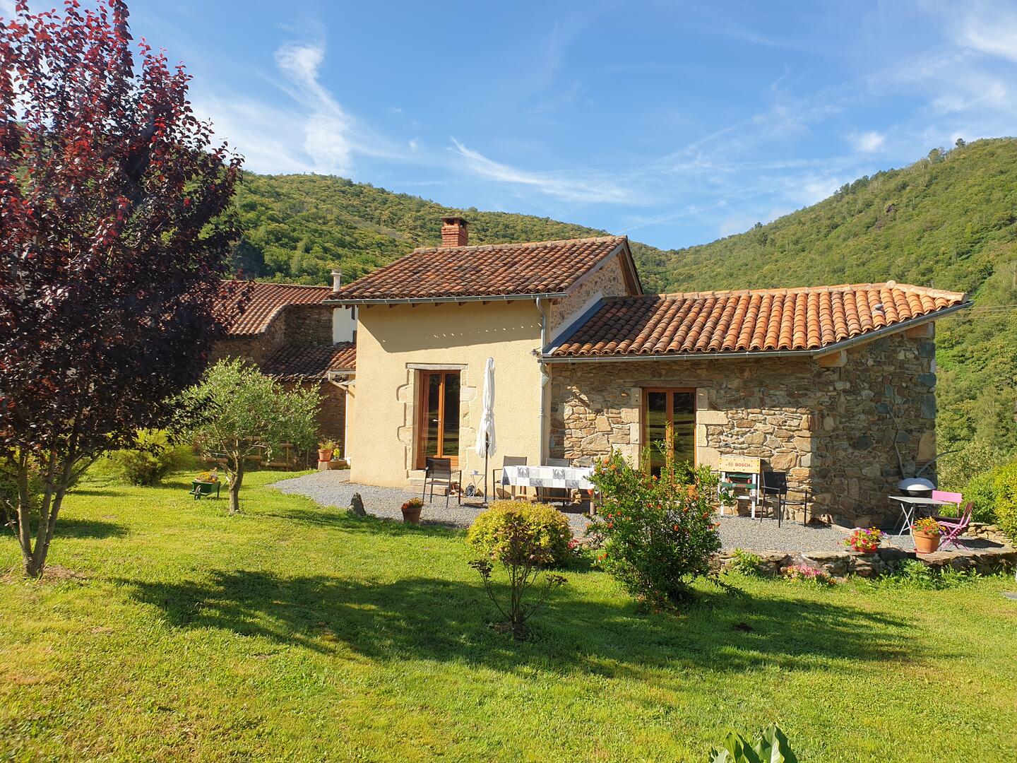 EXCLUSIVITÉ - Maison en pierre dans un hameau paisible