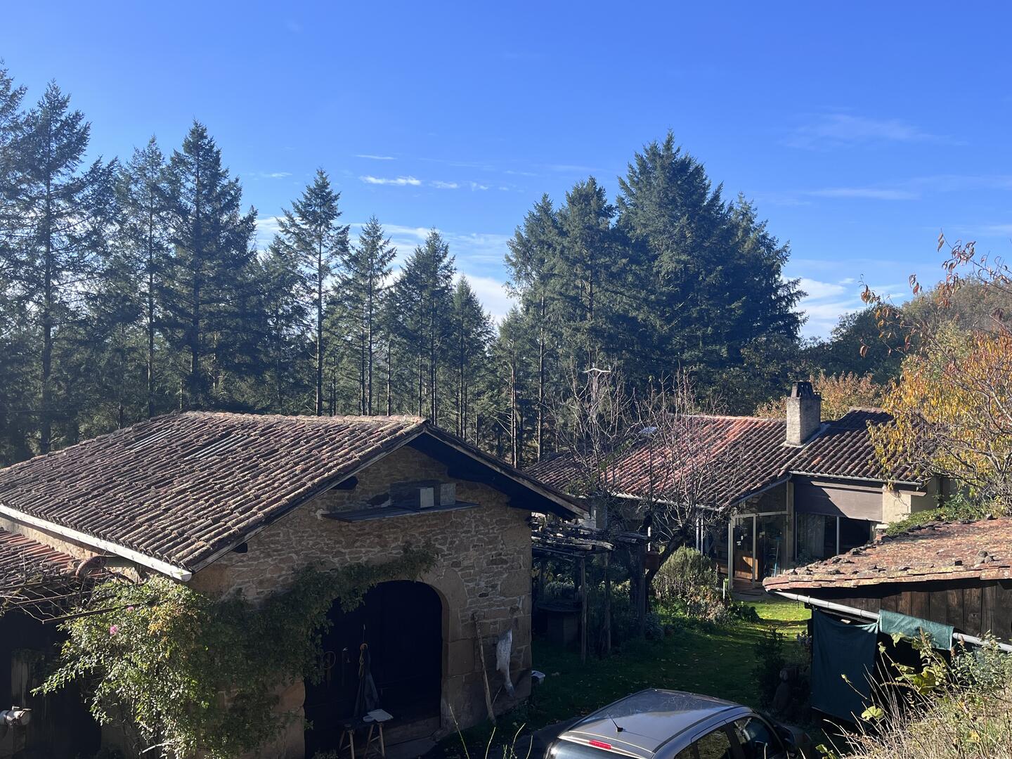 Maison et dépendances dans un cadre privilégié, loin des nuisances