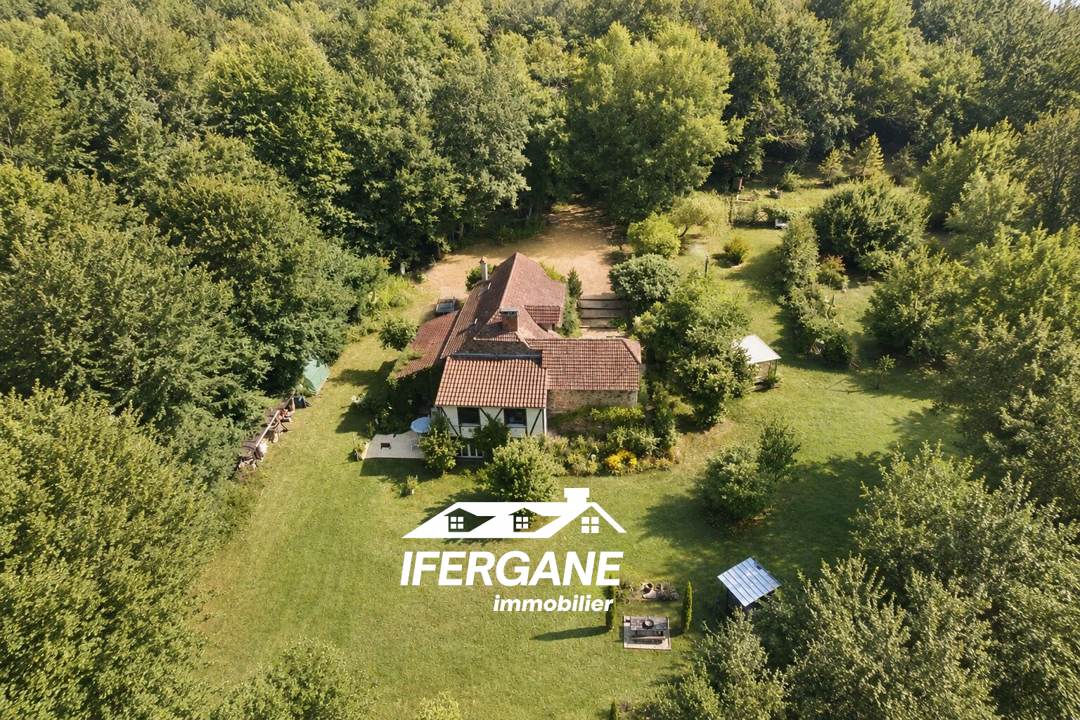 SECTEUR LACAPELLE-MARIVAL - Maison quercynoise de 205 m² avec piscine et terrain de 4.5 hectares
