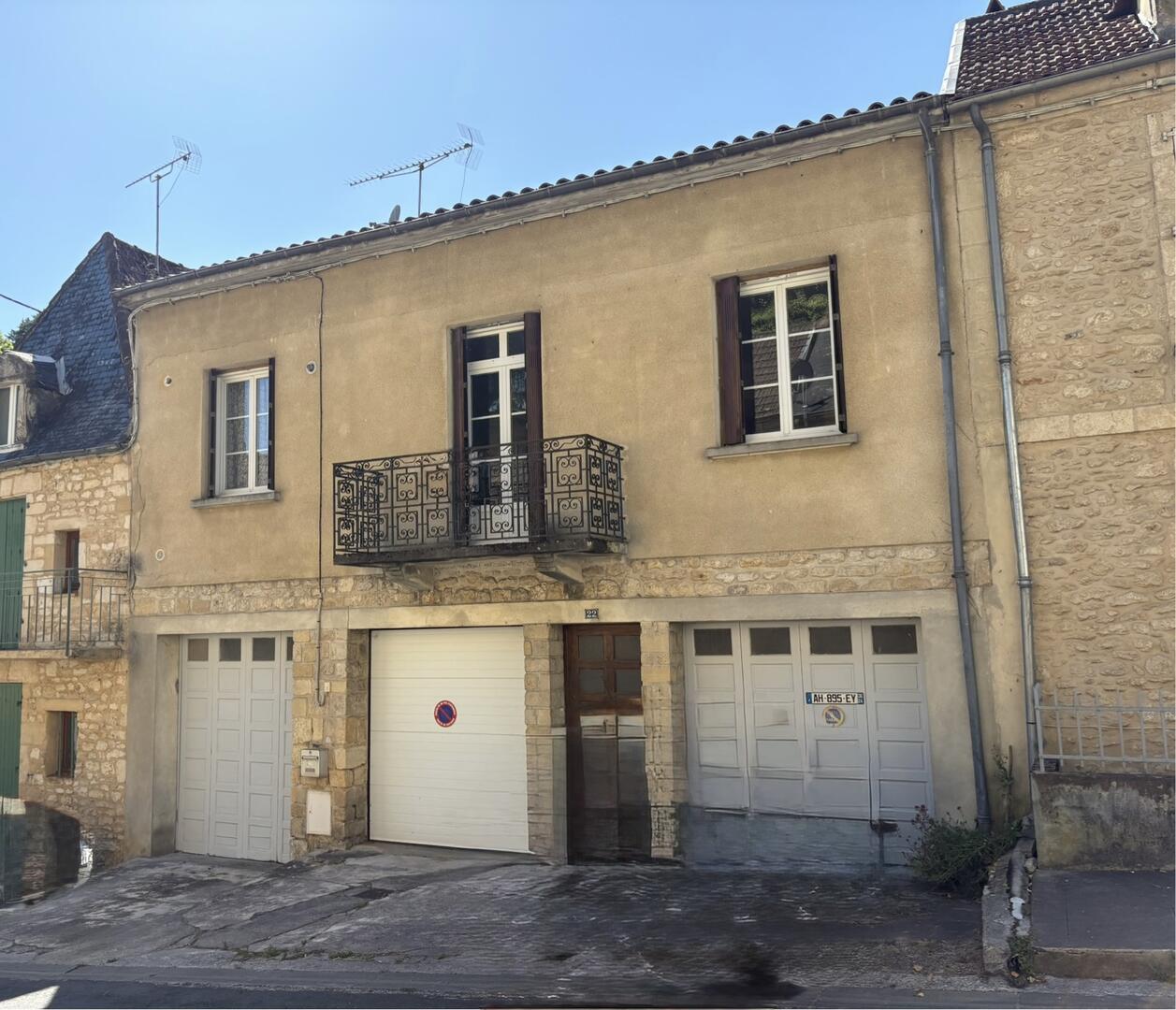 A Montignac-Lascaux, immeuble en pierre comprenant 2 garages en rdc et un appartement d'environ 100m² à l'étage. Petite terrasse/préau.