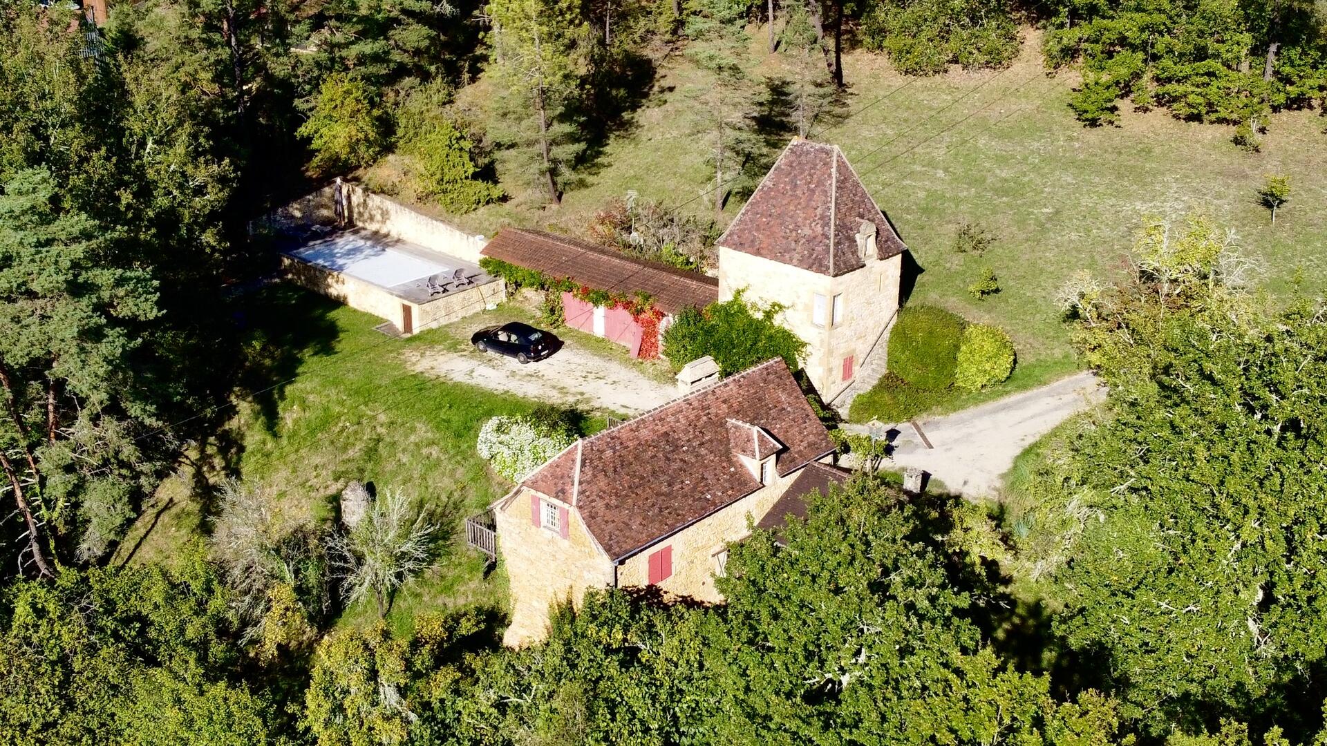 En Périgord Noir, à proximité d'un des plus beaux villages de la Vallée Vézère, très belle propriété de caractère avec piscine, située sur les hauteurs dans un environnement calme. 