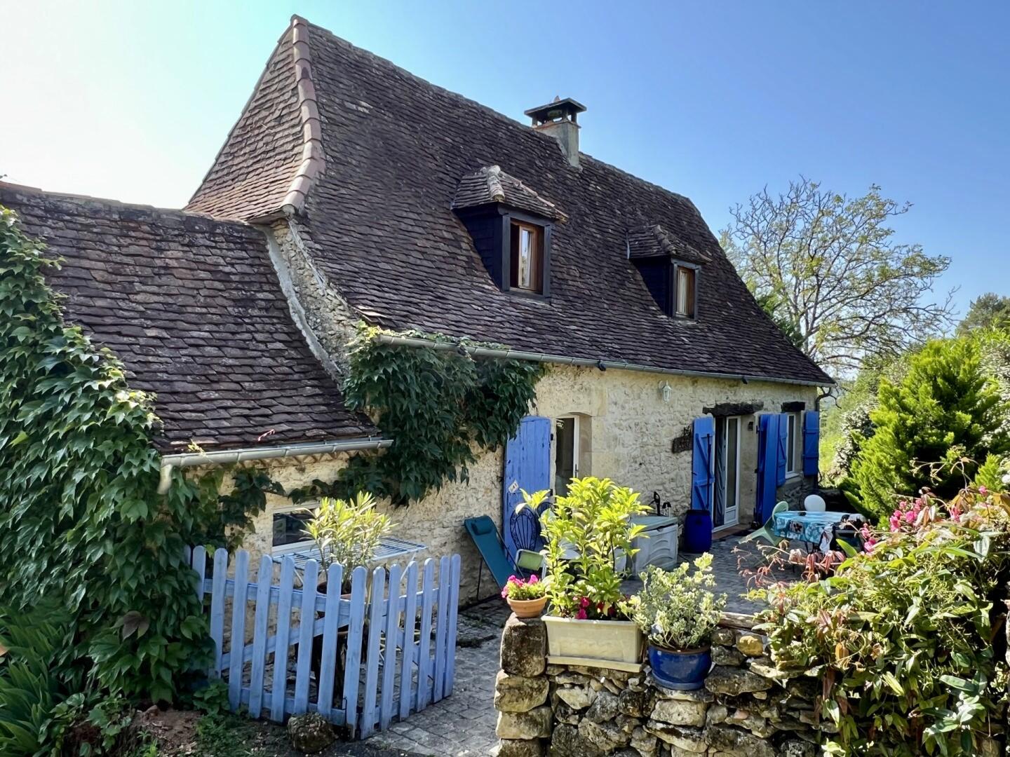A 10 minutes de Montignac-Lascaux, avec un magnifique point de vues sur une vallée préservée, jolie périgordine de 80 m² habitables!