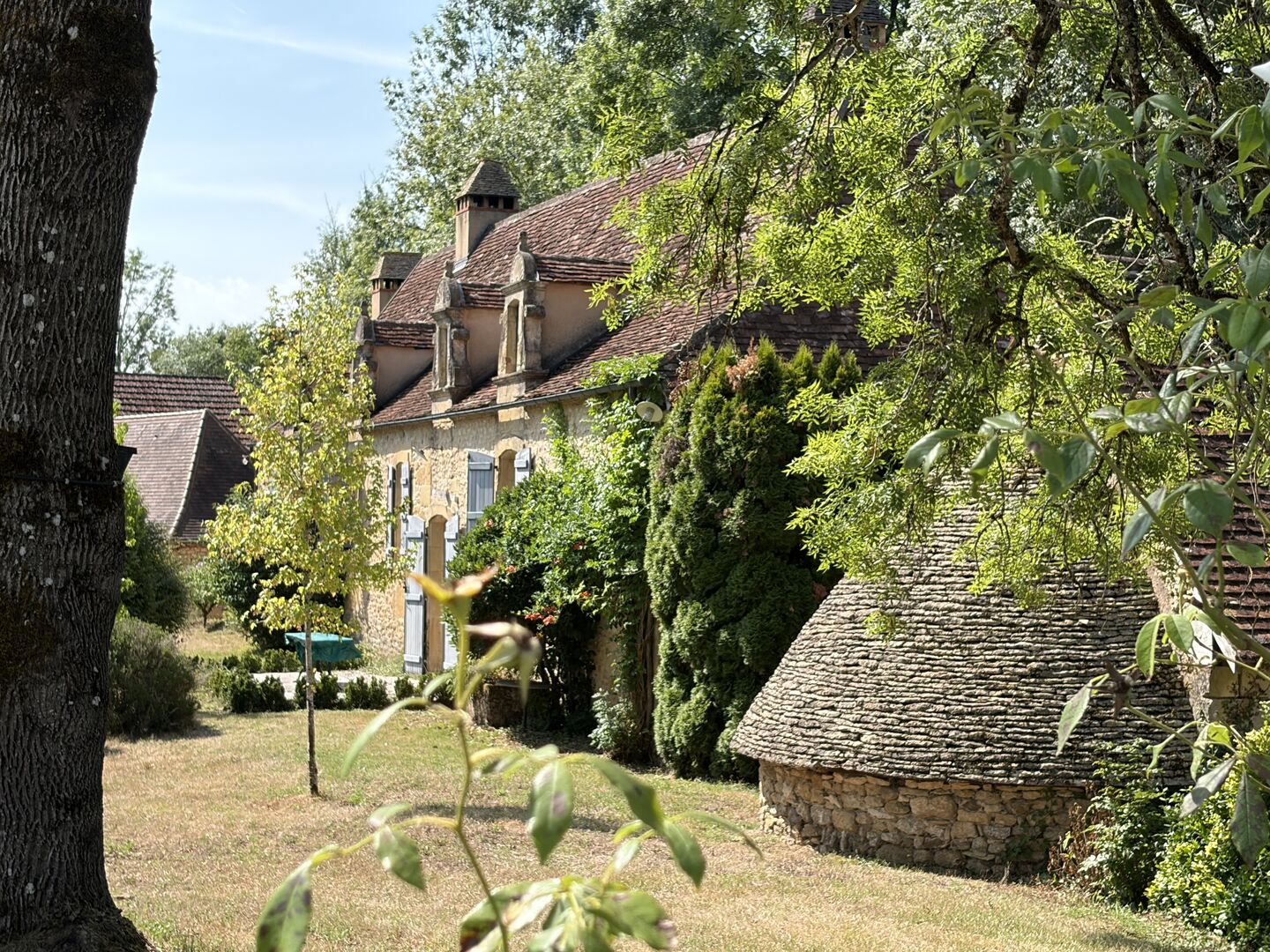 ARCHITECTURALLY STUNNING, LARGE 300SQM RESIDENCE WITH 130SQM GUEST HOUSE AND SWIMMING POOL SET IN OVER TWO ACRES OF ENCLOSED GROUNDS WITH STREAM ON THE EDGE OF A LOVELY VILLAGE WITH COMMERCE. MP113778