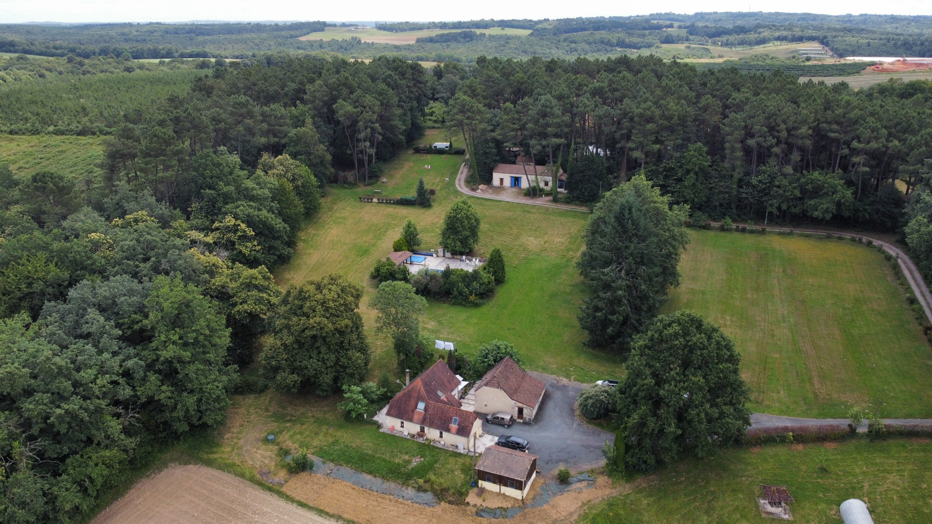En Périgord Noir , entre Périgueux et Brive à 20 minutes de Montignac, propriété sur 3ha3 de terrain arboré avec une maison principale d'habitation, un gîte, une piscine et un petit étang. A voir!