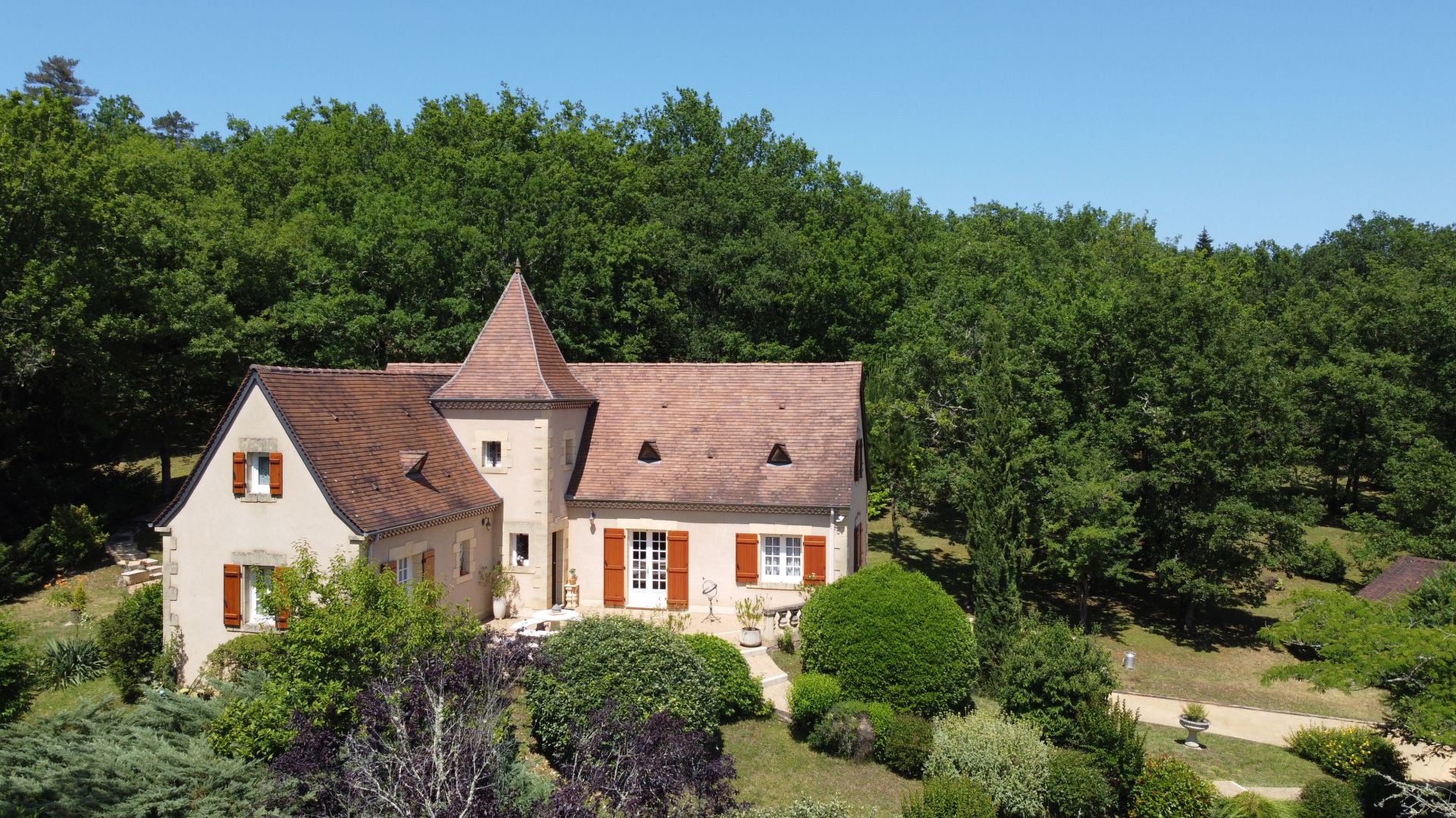 En Périgord Noir proche de Montignac-Lascaux, sur les hauteurs de la vallée de la Vézère avec une jolie vue au sud, Périgourdine de construction traditionnelle habitable, située au calme, avec un magnifique terrain boisé clos de plus d'un hectare.