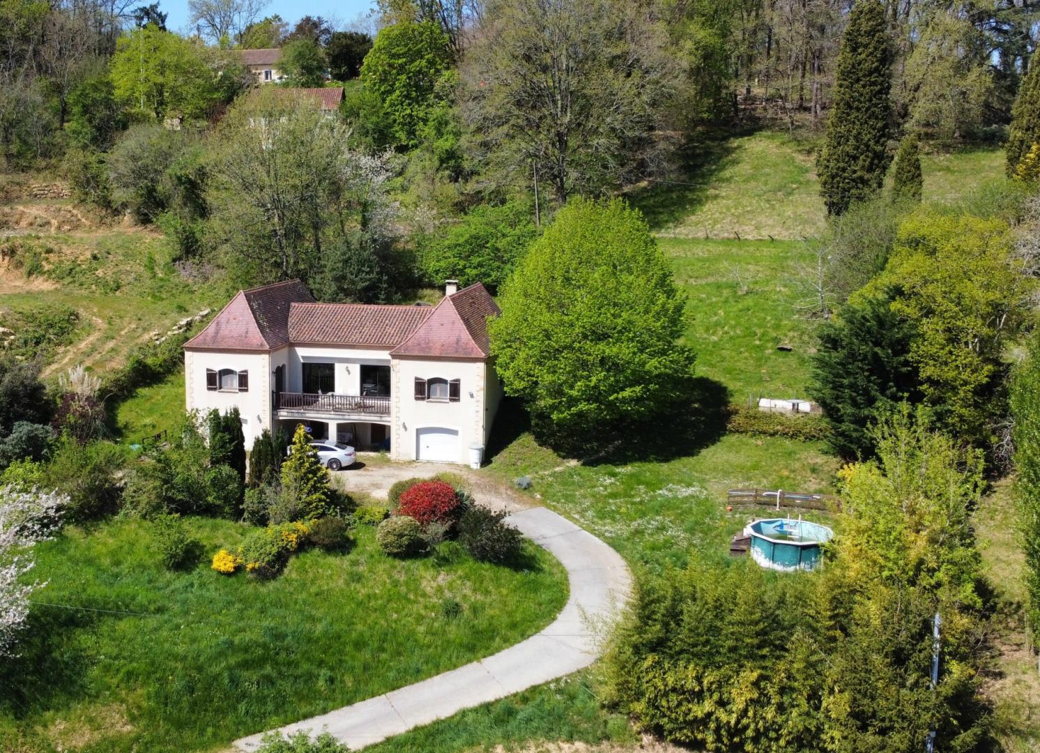 Sarlat. Périgord Noir. Maison récente d'environ 170 m² habitables plus 2 garages sur 2500 m2 de terrain. Environnement calme. Maison lumineuse avec grande pièce de vie et chambres, terrasse et vue.