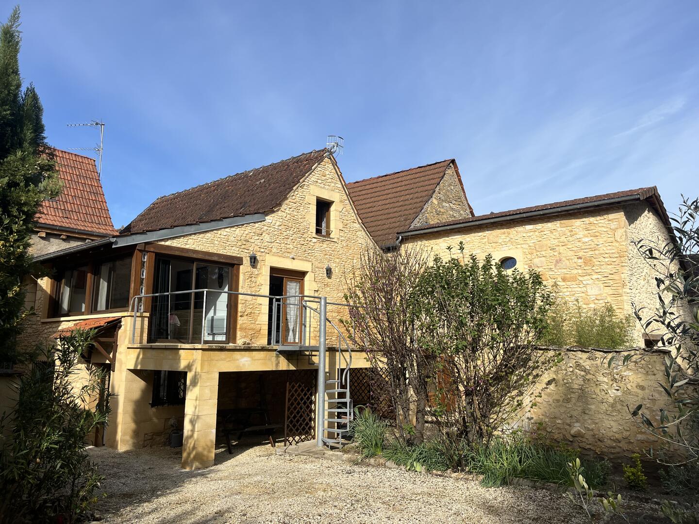 Ensemble rare, en plein centre de Montignac, composé d'une maison principale et d'un gîte entièrement rénovés avec jardin, garage et accès voiture.