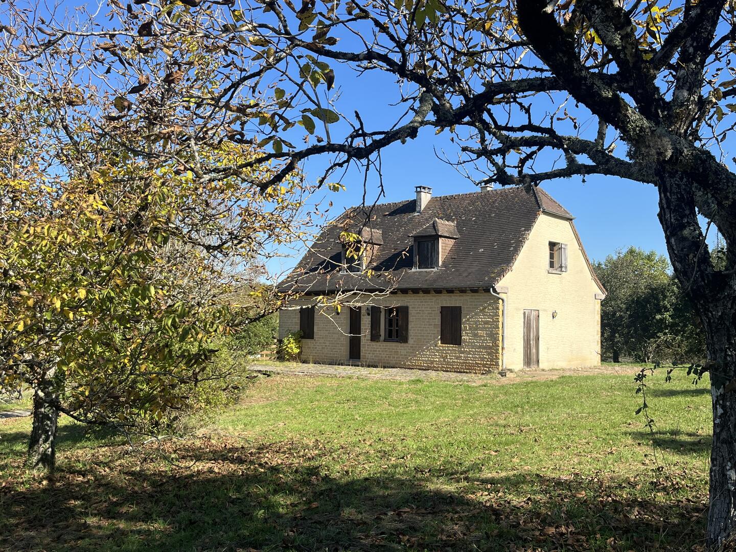 In Périgord Noir, near a small traditional village 5 minutes from MONTIGNAC, house in need of renovation with garage and over 4,000 m² of land.
