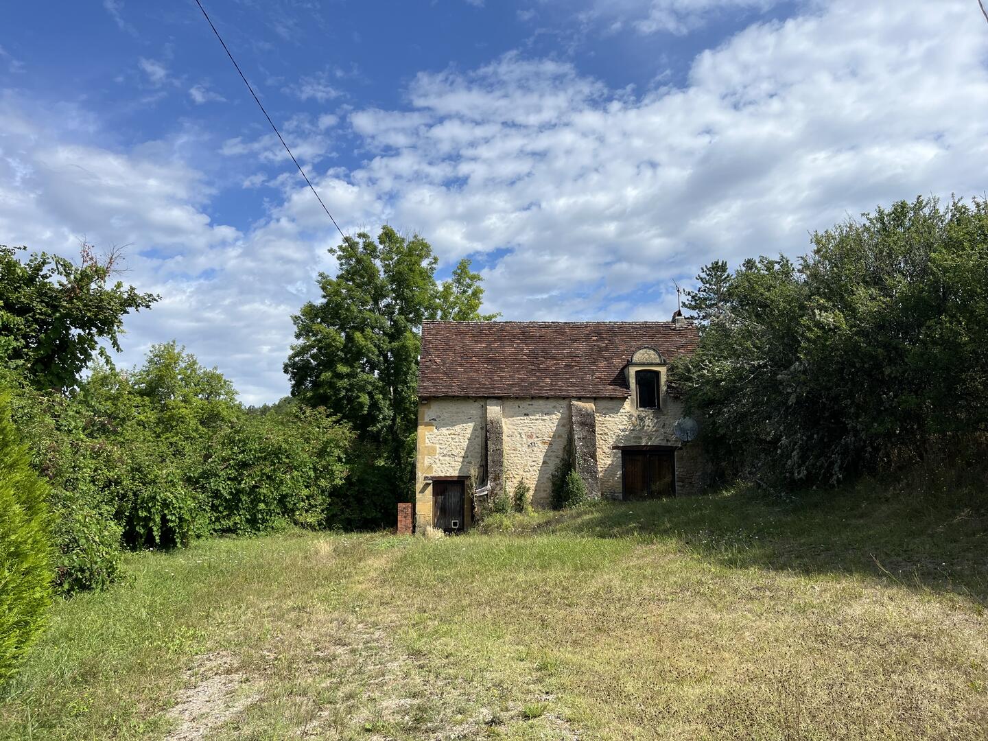 En Périgord Noir, sur les hauteurs de Plazac, petite maison en pierre avec jardin et dépendance.