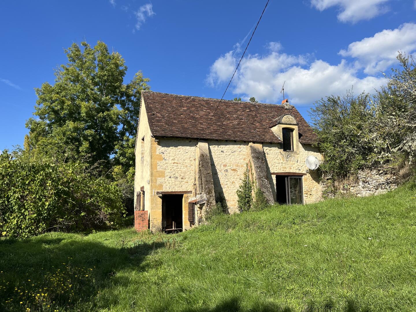 En Périgord Noir, sur les hauteurs de Plazac, petite maison en pierre à rénover avec jardin et dépendance.