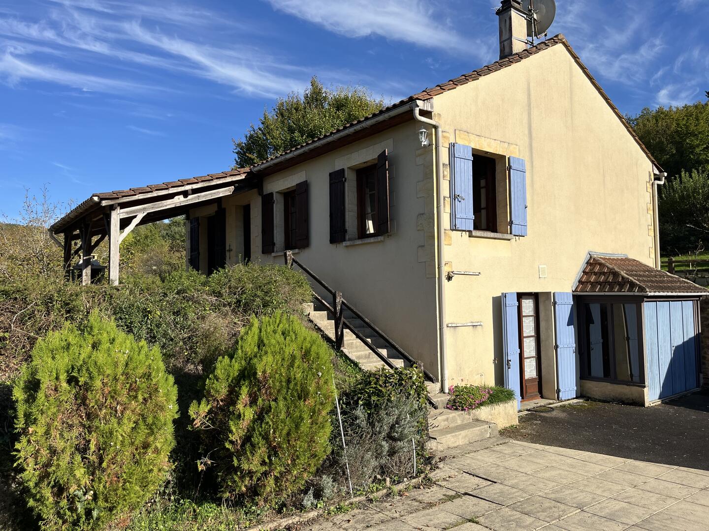 En Périgord Noir, à quelques minutes du village de SAINT-JULIEN-DE-LAMPON, maison traditionnelle d'environ 130 m² habitables avec piscine et vue.