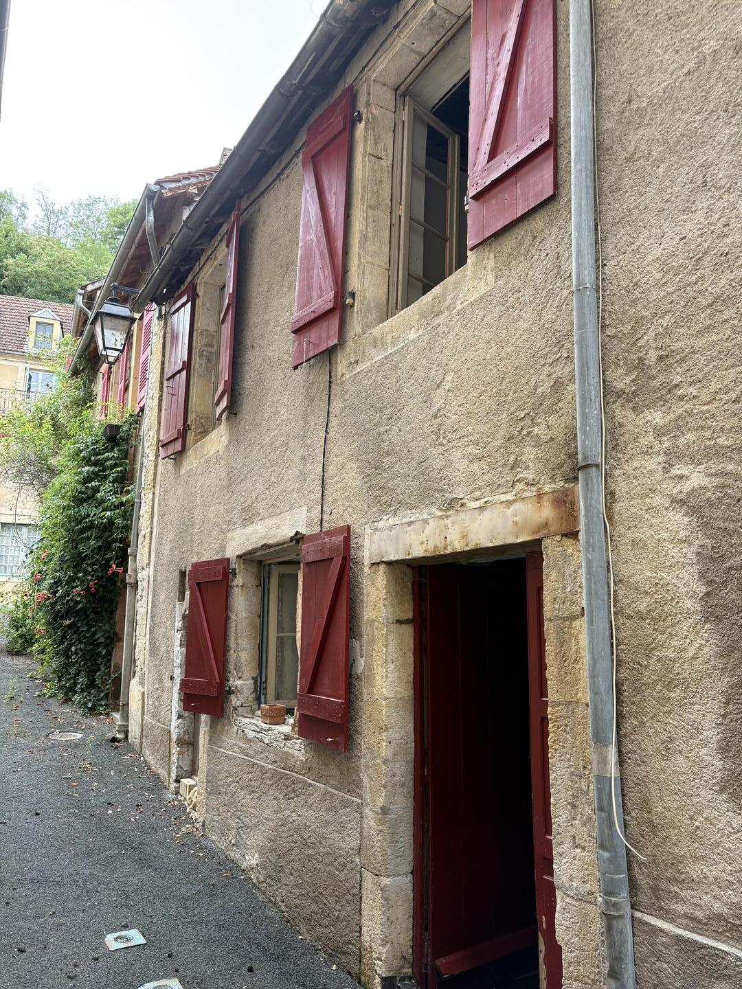 Centre-ville de MONTIGNAC-LASCAUX, petite maison de bourg à rénover.