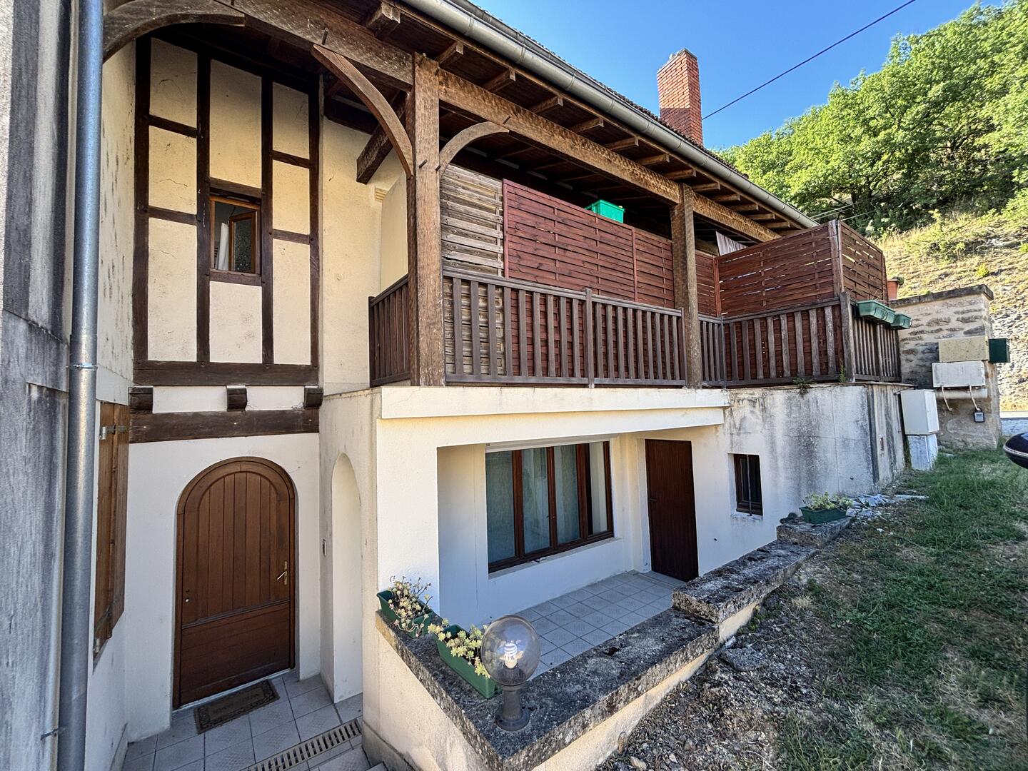 En Périgord Noir, immeuble de rapport à Montignac composé de trois logements actuellement loués.