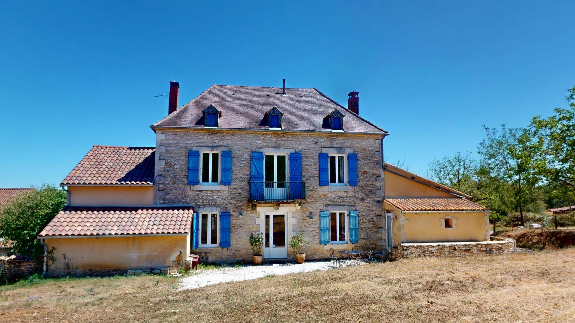 Au coeur du Périgord noir, charmante maison en pierre rénovée avec piscine.