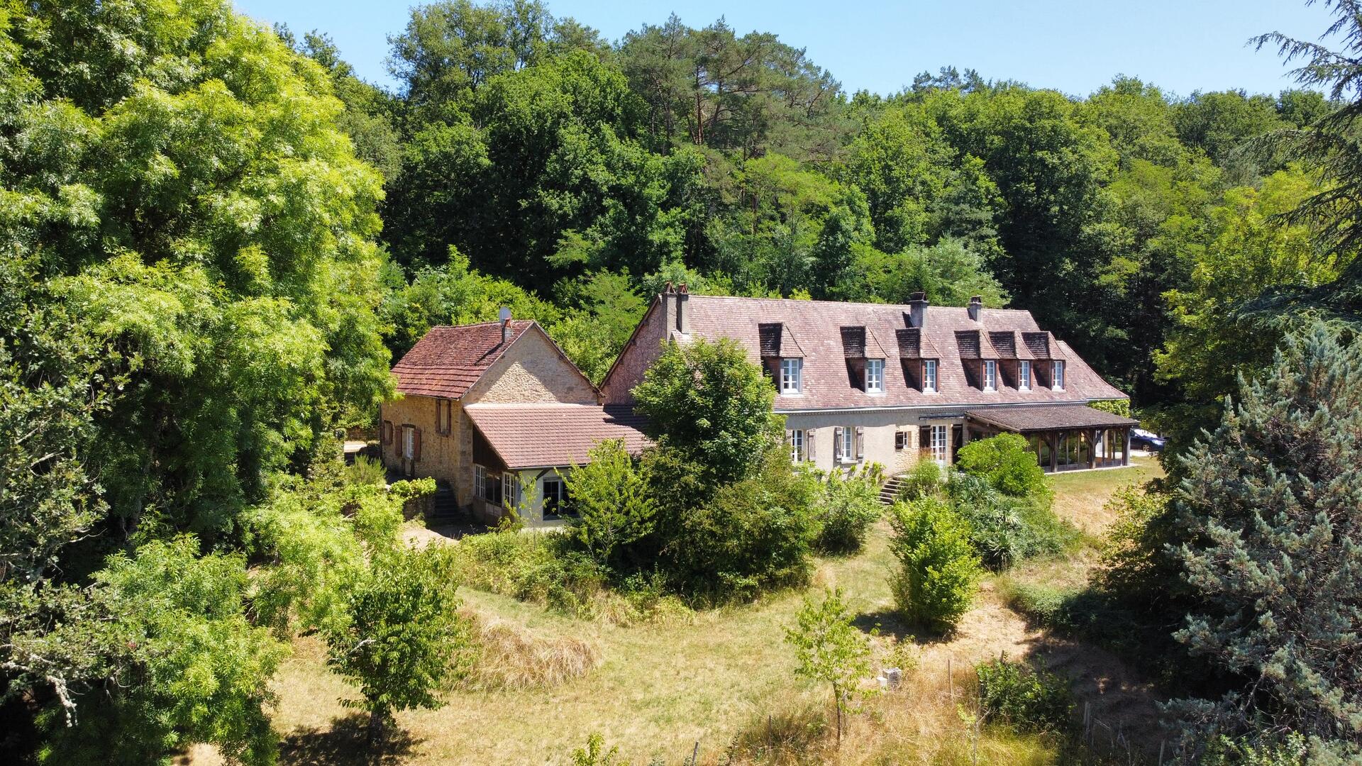 En Périgord Noir, dans la vallée de la Vézère, sur plus de 6 hectares, propriété avec jolie vue comprenant une grande maison principale et une maison d'amis.