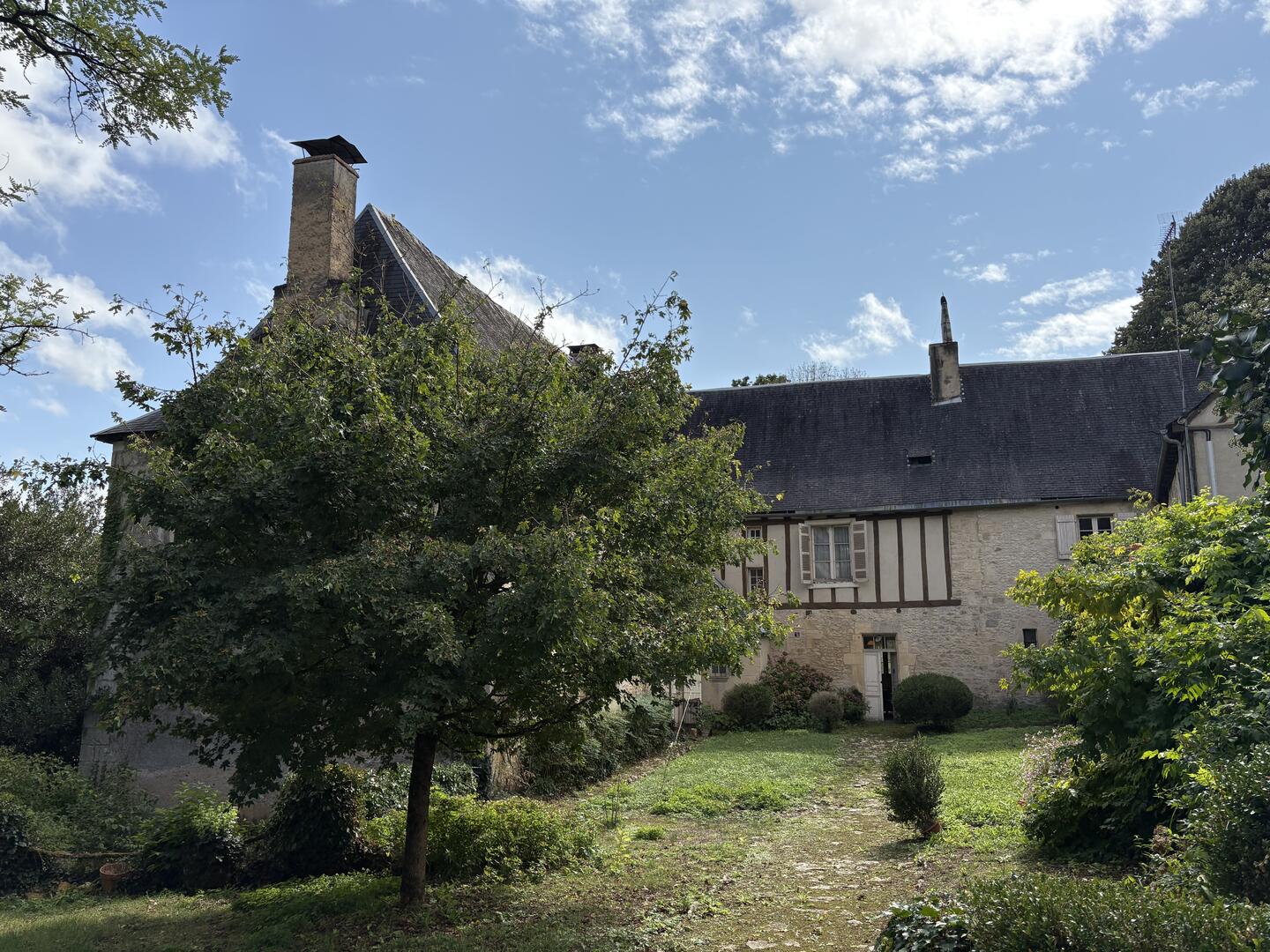 Superbe demeure en plein centre de Montignac-Lascaux sur plus d'1 hectare de terrain avec une source et accès à la vézère. La campagne à la ville.