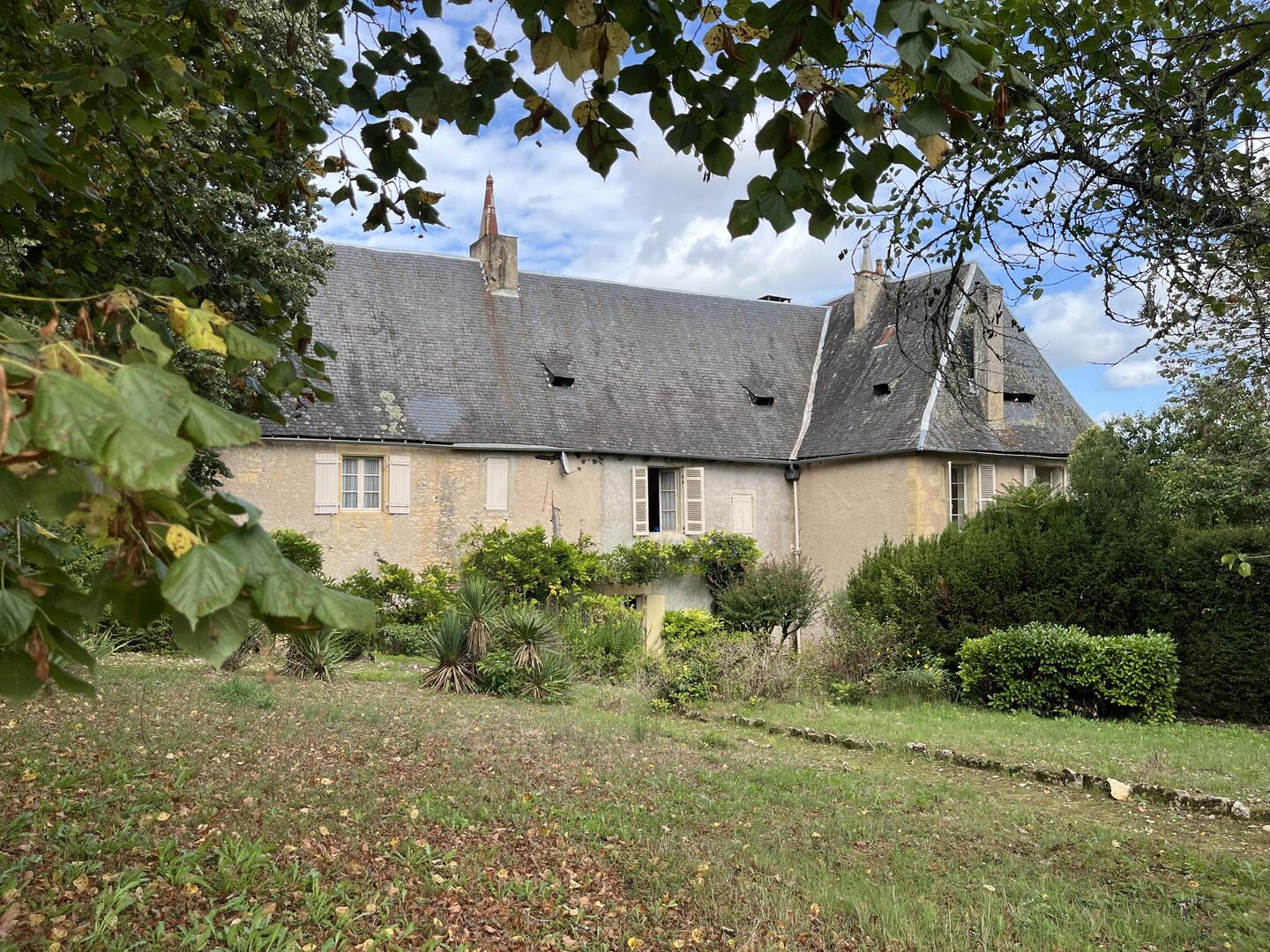 Superbe demeure en plein centre de Montignac-Lascaux sur plus d'1 hectare de terrain avec une source et accès à la vézère. La campagne à la ville.