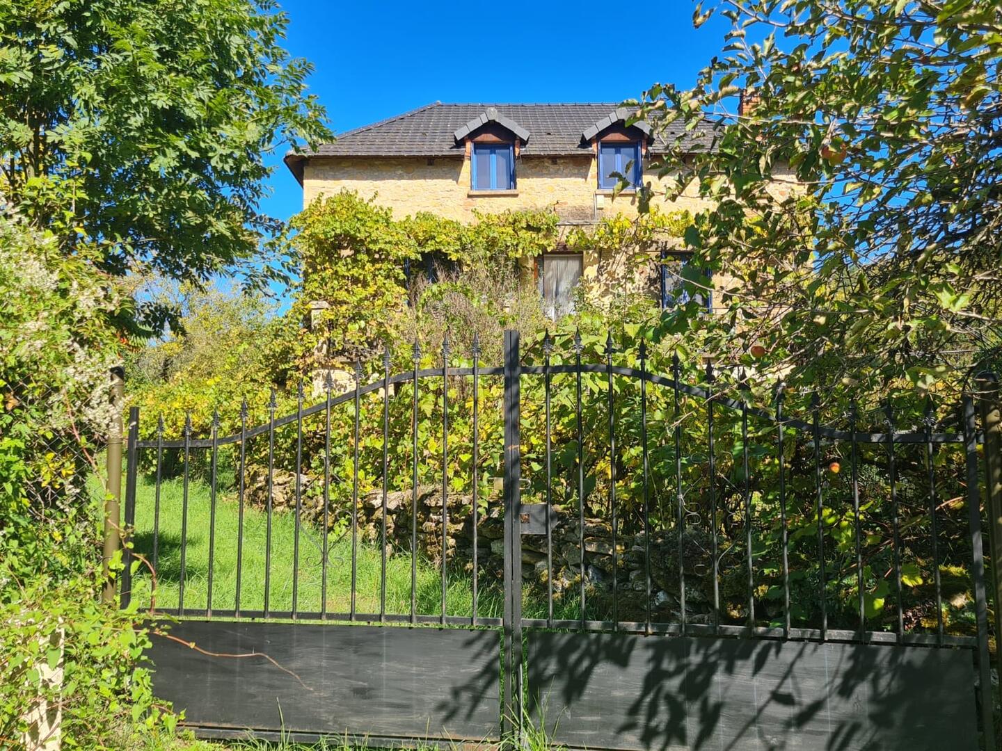 LOVELY FOUR-BEDROOM PROPERTY ON AN ACRE IN THE MAGNIFICENT VILLAGE OF ST-LEON-SUR-0VEZERE.WALK TO THE GROCERY STORE AND RESTAURANTS. LARGE CELLAR/WORKSHOP, OUTBUILDING AND ORCHARD. MP113987