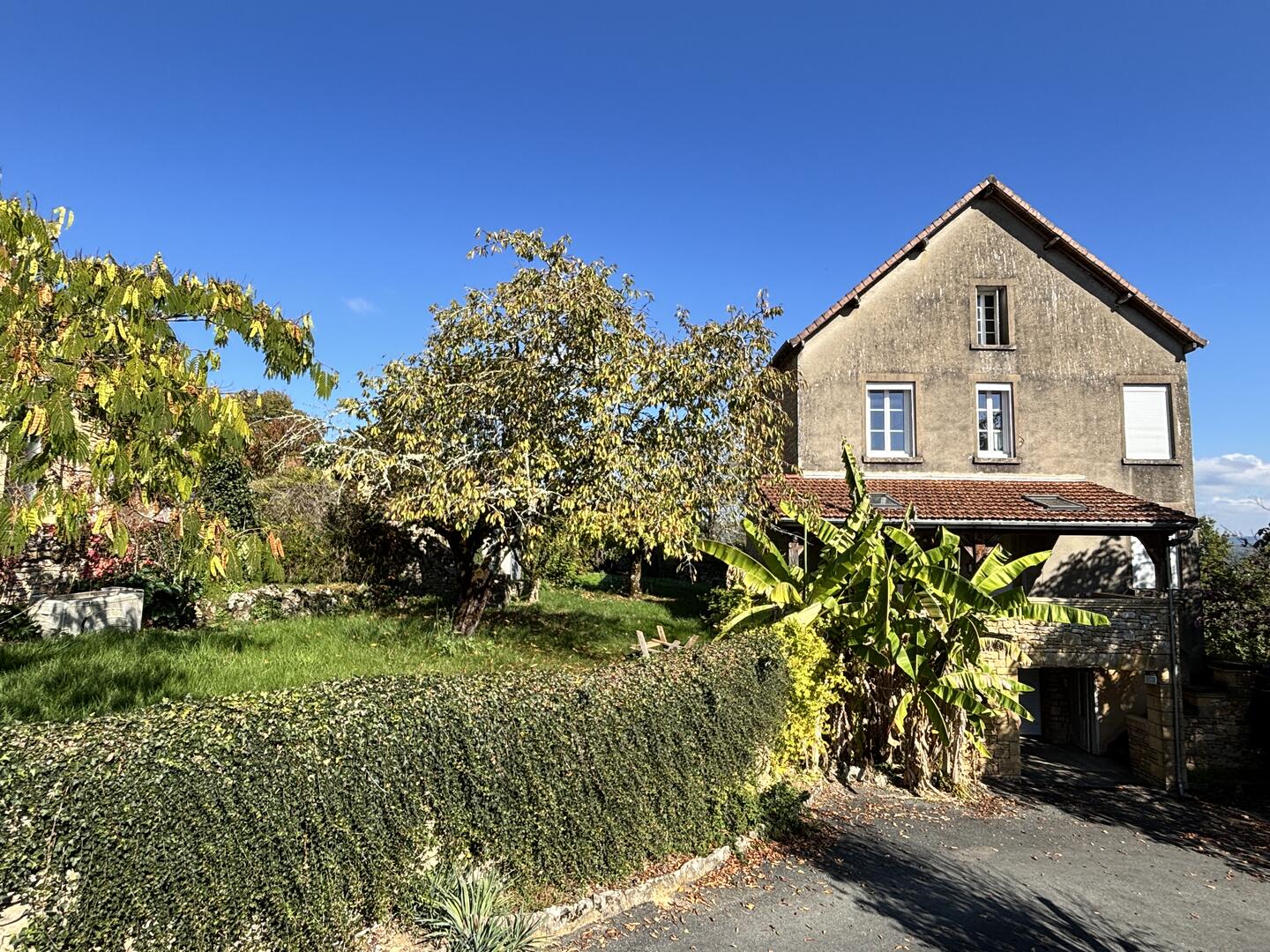Au coeur du Périgord Noir, dans un très joli hameau avec une vue magnifique sur la campagne.