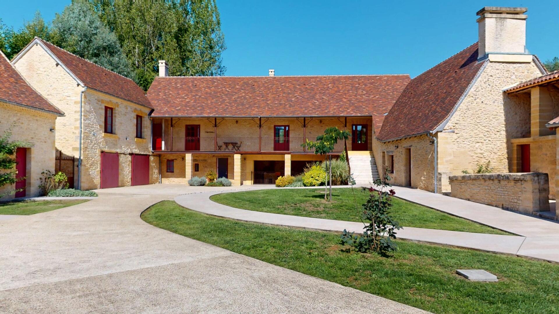 En Périgord Noir, sur 7 ha, domaine composé d'un ancien moulin ayant fait l'objet d'une rénovation exceptionnelle. Ensemble actuellement à usage d'huilerie-boutique-musée.