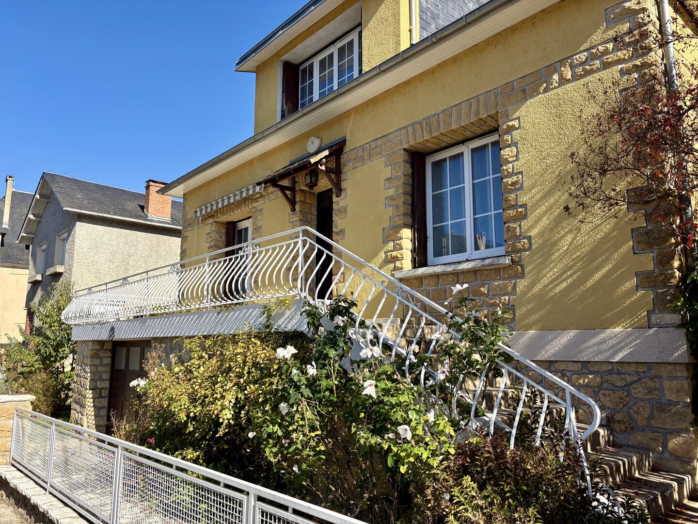 Belle maison lumineuse rénovée en plein coeur de Montignac-Lascaux avec jardin et jolies terrasses.
