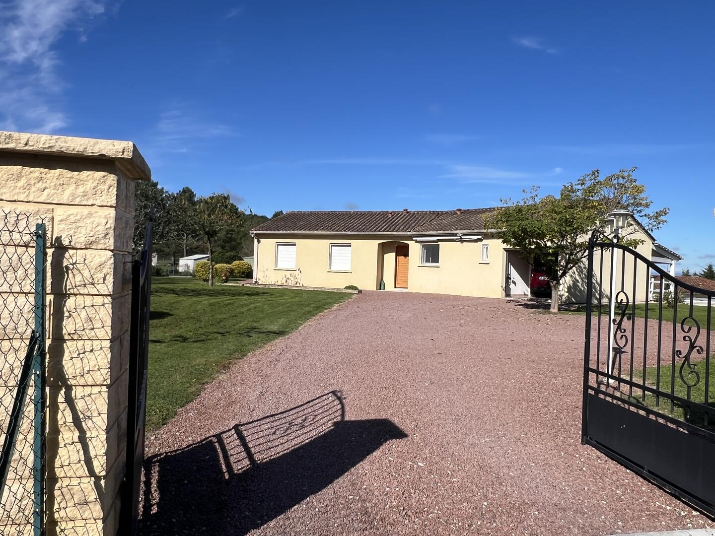 En Périgord Noir, proche de THENON et à 15 minutes environ de Montignac, belle maison contemporaine avec terrain et piscine.