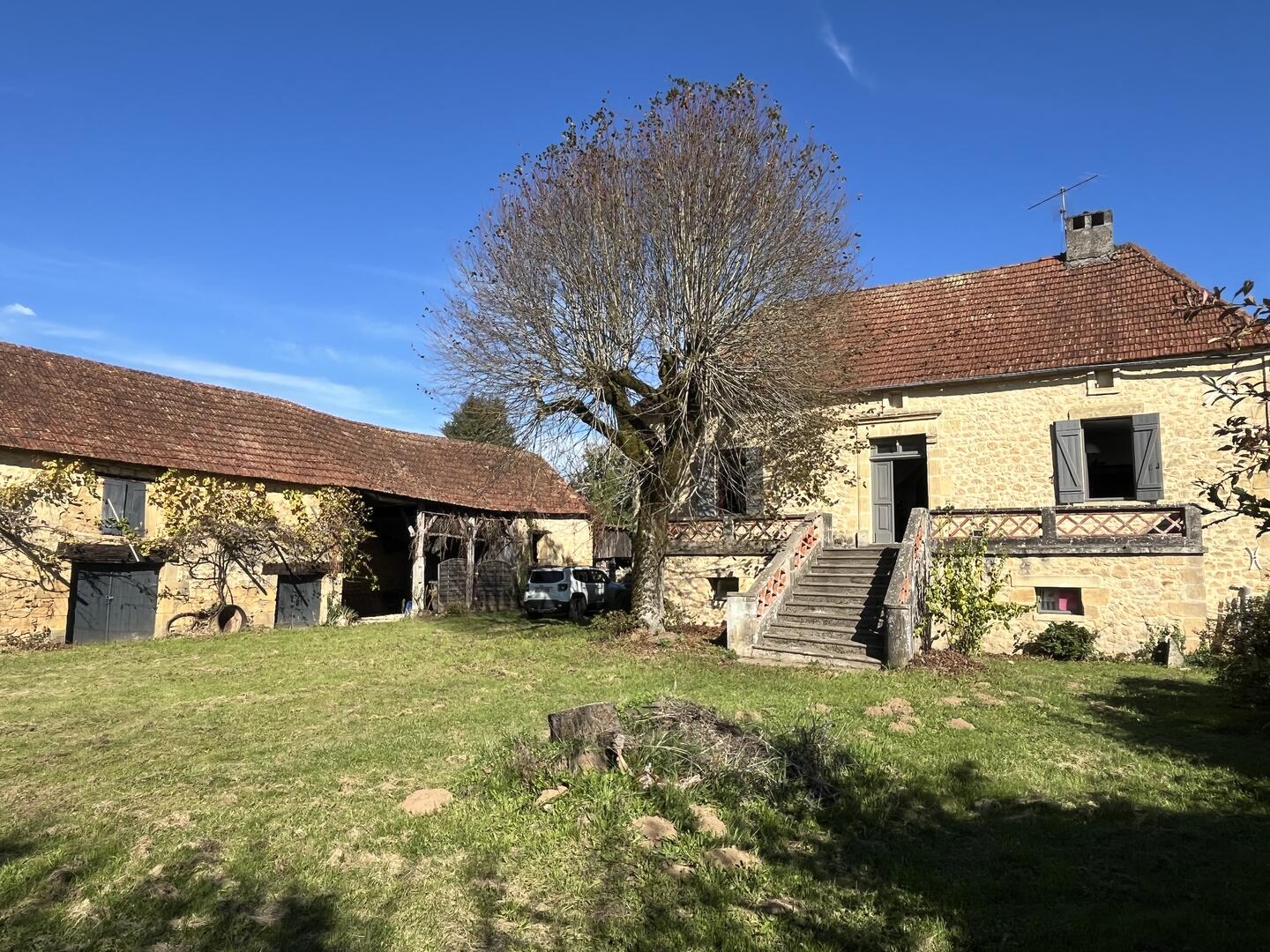 Proche de la rivière Dordogne, entre Sarlat et Souillac, bel ensemble sur deux hectares avec maison principale et grande grange.