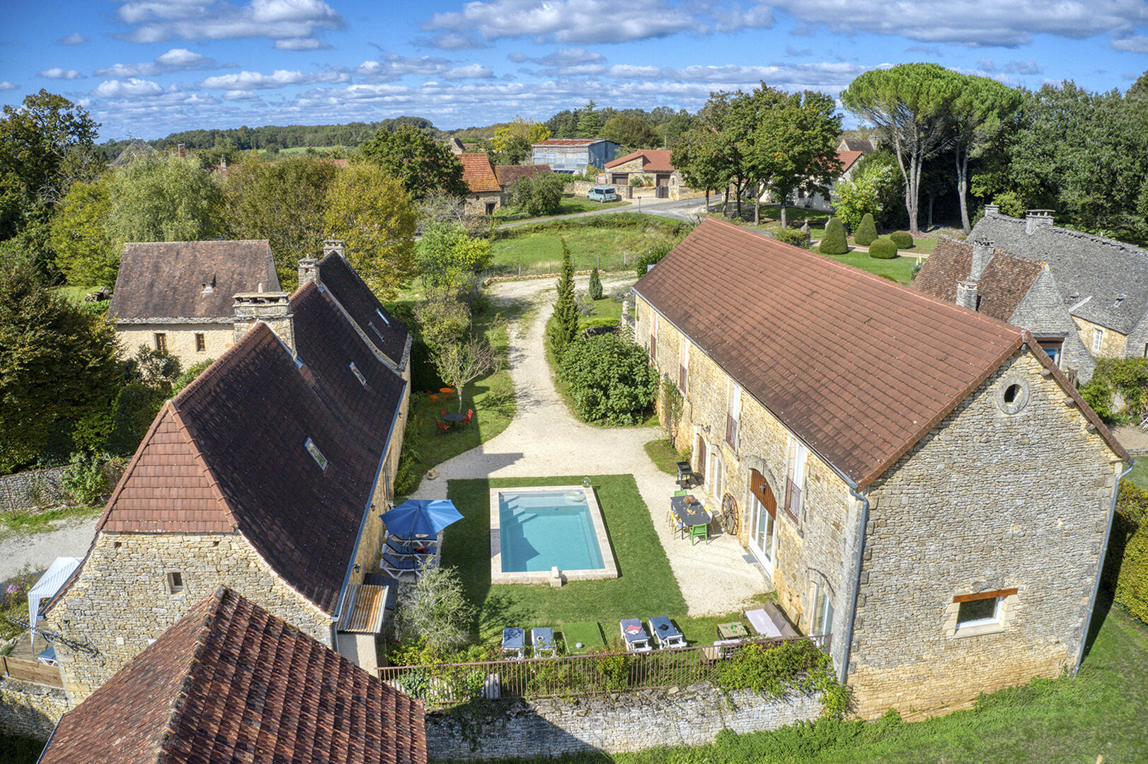 En plein coeur du Périgord Noir, entre Sarlat et Montignac-Lascaux, propriété entièrement restaurée avec grande maison d'habitation et grand gîte avec 4  chambres. Belle rénovation. Piscine. Terrain d'environ 1500 m².