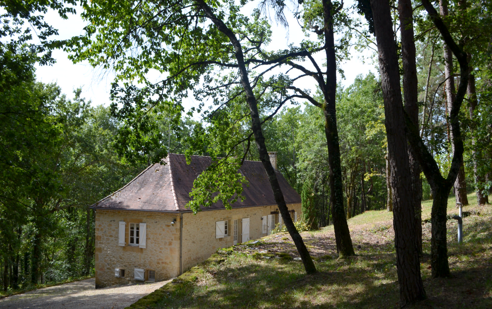 En Périgord Noir, sur les hauteurs à 10 mn de Montignac, maison en pierre sur 4 hectares dans un environnement boisé, calme et sans voisin proche.
