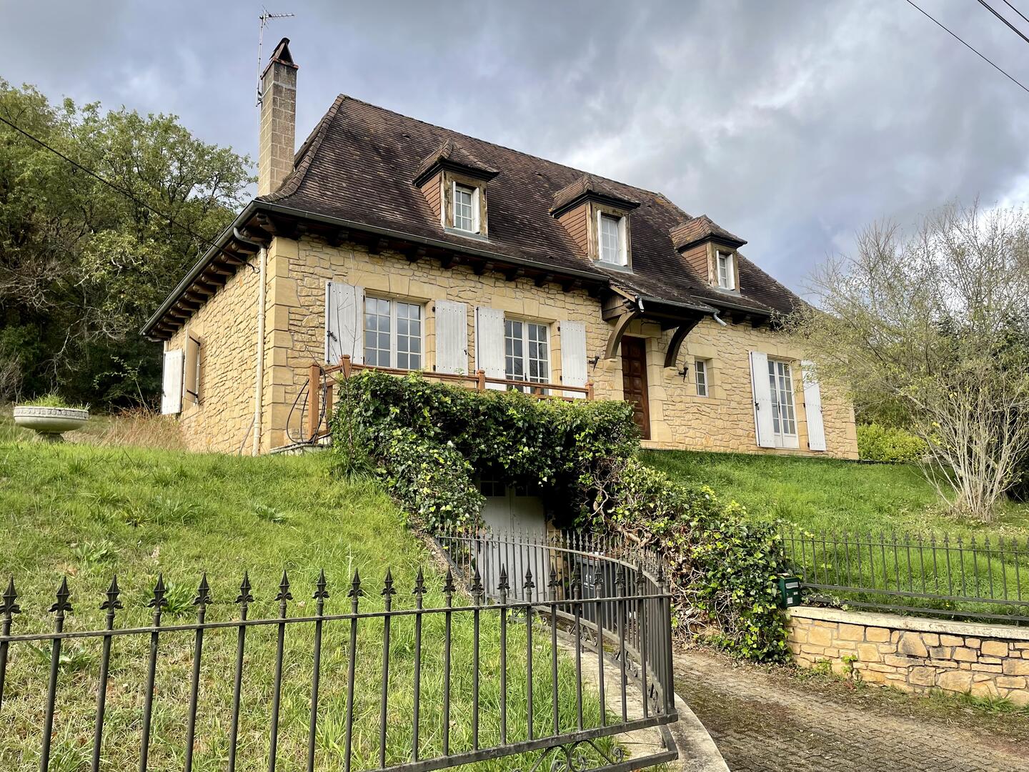 Aux portes du Périgord Noir, entre Terrasson et Montignac, belle maison contemporaine en pierre avec terrain attenant.