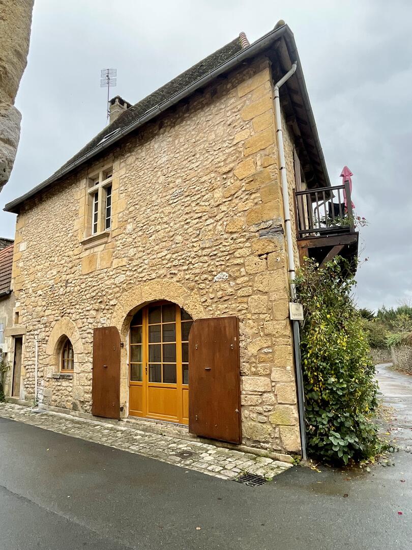 Dans le centre historique de Montignac-Lascaux, charmante maison en pierre rénovée.