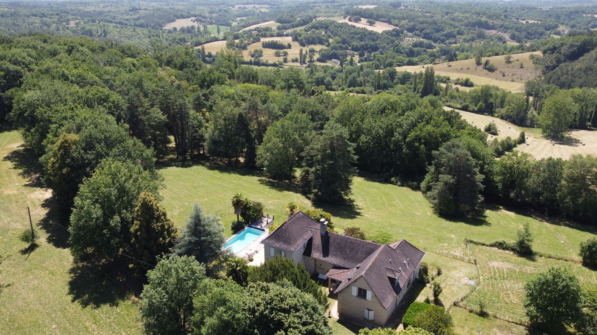 Entre Périgueux et Brive, propriété de 14 ha composée de prairies et de bois avec une source, une grange et maison d'habitation de 300 m², vente sous forme de démembrement.